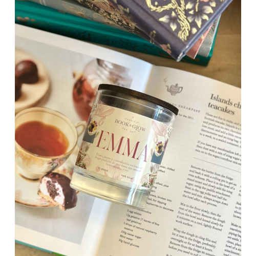 Book and Glow - *Austen* - Candela di soia vegana - Emma