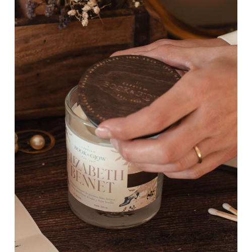 Book and Glow - *Remarkable Worlds* - Candela di soia vegana - Elizabeth Bennet