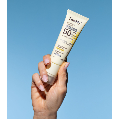 Freshly Cosmetics - *D+ Natural Suncare* - Protezione solare per il viso Age-Repair SPF50
