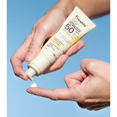 Freshly Cosmetics - *D+ Natural Suncare* - Protezione solare per il viso Age-Repair SPF50