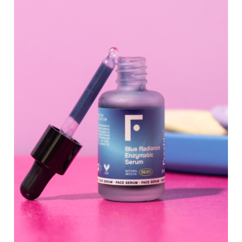 Freshly Cosmetics - Siero esfoliante all'acido mandelico Blue Radiance AHA Treatment