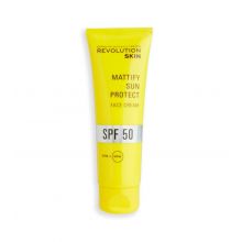 Revolution Skincare - Crema solare viso opacizzante SPF50