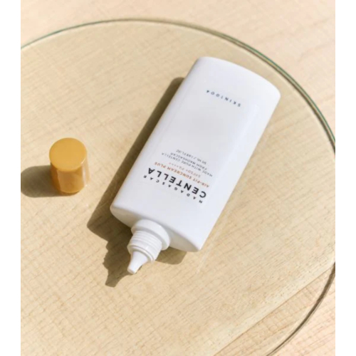 SKIN1004 - Protezione solare con Centella Asiatica del Madagascar SPF50+ PA++++ Air-Fit