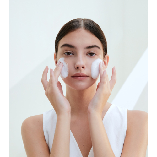 SKIN1004 - *Tone Brightening* - Schiuma detergente con Centella Asiatica del Madagascar